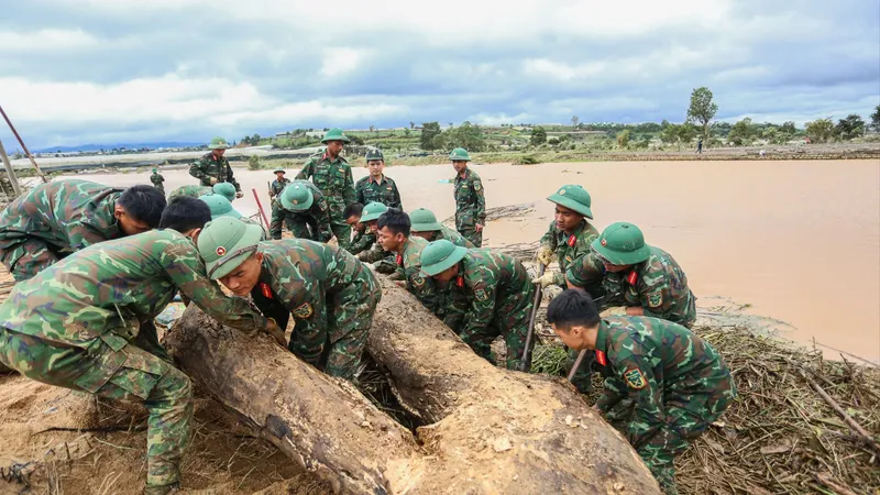 Quân khu 7 khẩn trương hỗ trợ Lâm Đồng khắc phục hậu quả mưa lũ