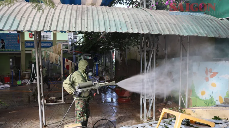 Quân khu 7 phun khử khuẩn vùng lũ D’ran (Lâm Đồng) 