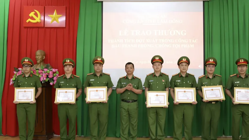 Lâm Đồng: Khen thưởng các tập thể, cá nhân bắt đối tượng cướp tiệm vàng giữa ban ngày