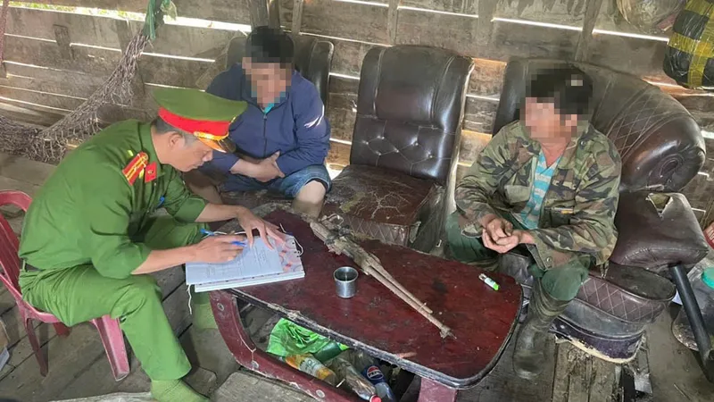 Người dân giao nộp súng, đạn tại Công an xã Đắk Mil (tỉnh Lâm Đồng)