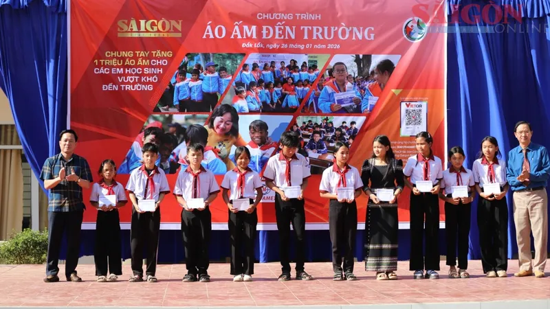 Chương trình “Áo ấm đến trường” của Báo Sài Gòn Giải Phóng đến với học sinh vùng sâu Đắk Lắk