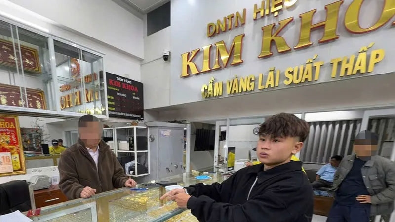 Cơ quan công an thực nghiệm lại hiện trường vụ cướp giật tiệm vàng
