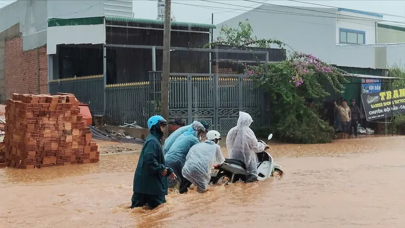 Quốc lộ 55 ngập sâu do mưa lớn trái mùa