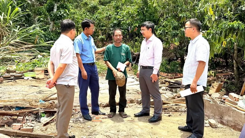 Lãnh đạo xã Đam Rông 2, tỉnh Lâm Đồng động viên, trao hỗ trợ cho các gia đình bị thiệt hại sau trận dông lốc