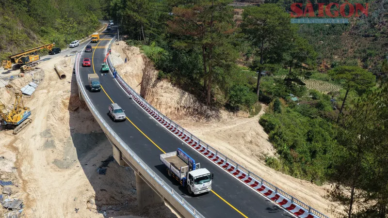 Các phương tiện lưu thông bình thường qua cầu Xuân Hương trên đèo Mimosa