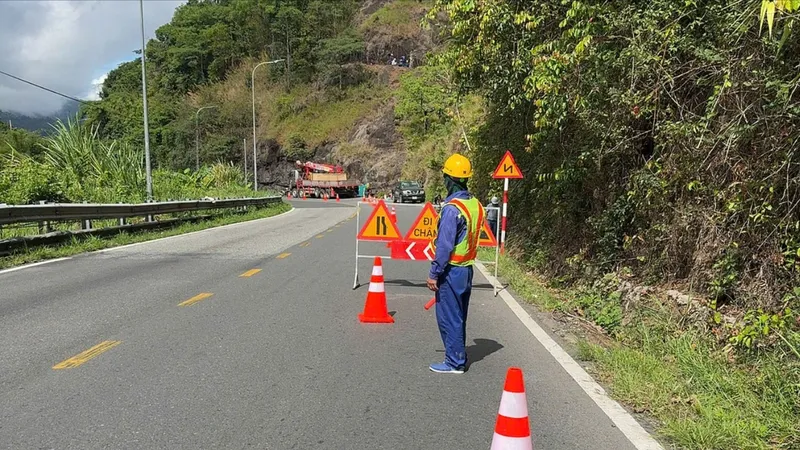 Cấm lưu thông theo khung giờ để xử lý sạt lở trên đèo Bảo Lộc