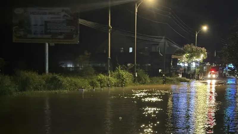 Mưa lớn gây ngập quốc lộ 20 qua Lâm Đồng
