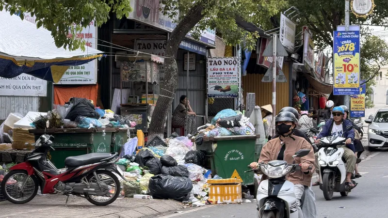 Nhà máy ngưng tiếp nhận, rác tràn ngập đường phố Đà Lạt