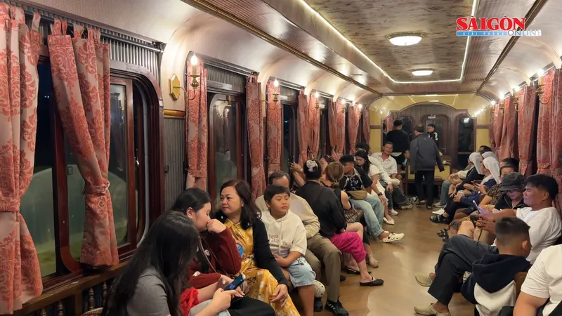 Ngắm Đà Lạt về đêm trên tuyến tàu lửa du lịch