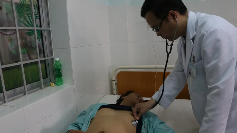 Ăn cá hồng, 10 người trong một gia đình nhập viện