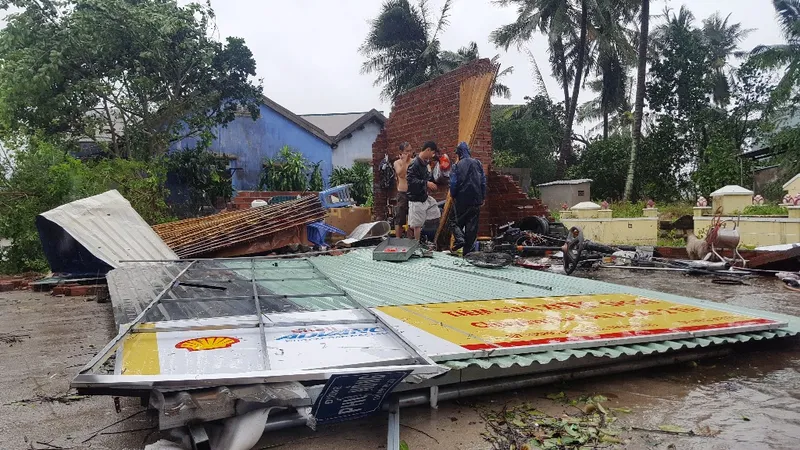 Khánh Hòa: 27 người chết, 10.000 căn nhà bị sập đổ và tốc mái do bão số 12