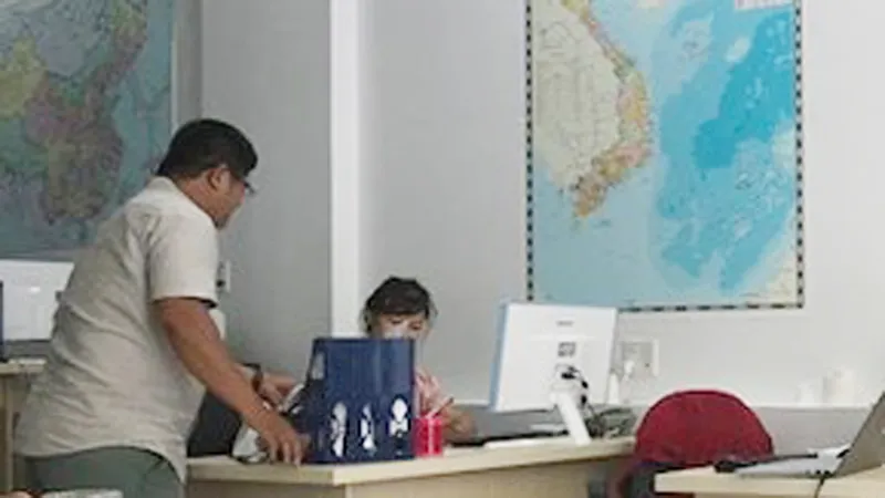 Phẫn nộ khách Trung Quốc mặc áo “đường lưỡi bò” đến Việt Nam