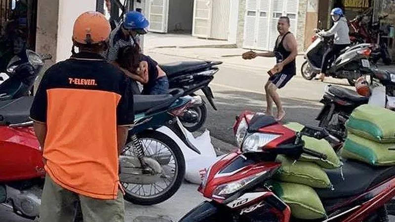 Chủ tiệm gạo nghi bị nhân viên cũ đâm trọng thương