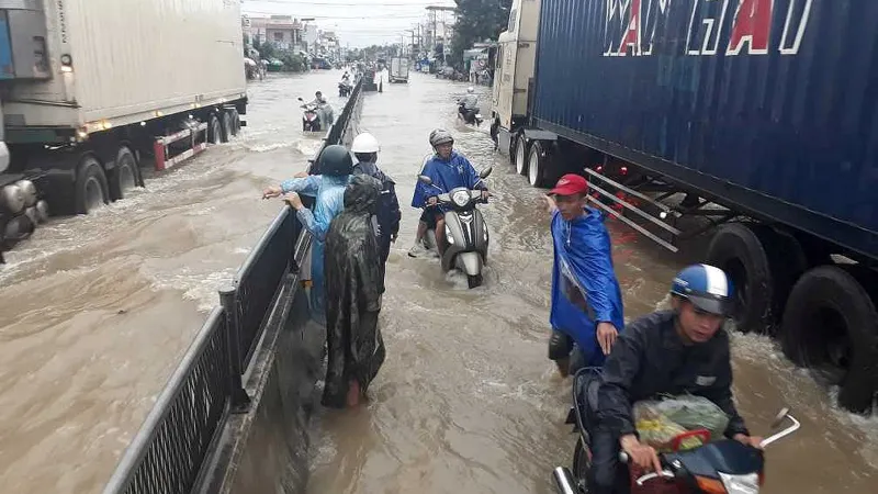 Nhiều nơi ở Khánh Hòa bị ngập sâu, đường huyết mạch tê liệt