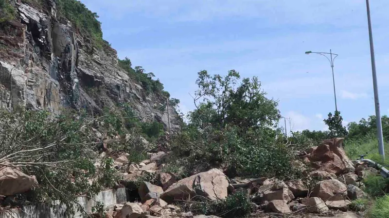 Đại lộ đi sân bay quốc tế Cam Ranh tê liệt