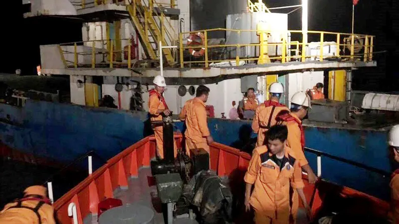 Tàu Hải Minh 36 va bãi đá ngầm, 3 thuyền viên rơi xuống biển 
