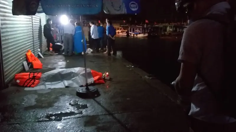 Lật tàu du lịch trên vịnh Nha Trang, ít nhất 2 người tử vong