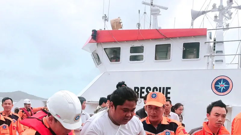 Cứu 4 thuyền viên Philippines bị tai nạn trên biển
