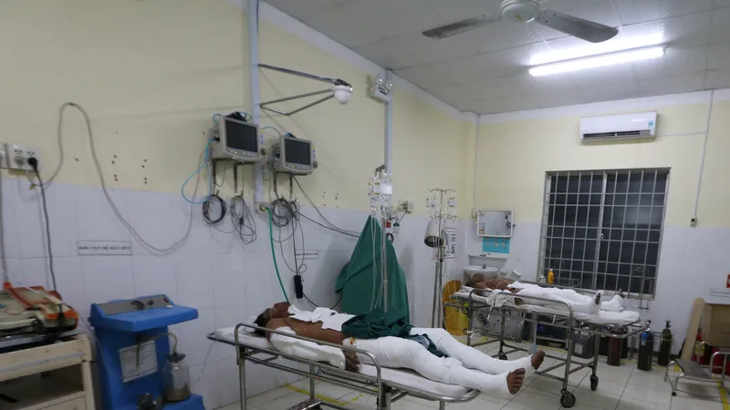 Tẩm xăng lúc ngồi nhậu, 6 thanh niên bỏng nặng