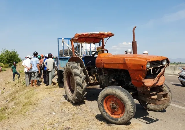 Va chạm với máy cày, 2 mẹ con tử vong