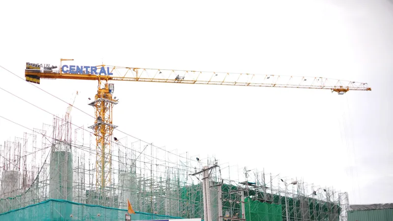 Một công trình có cần cẩu nằm ngay trên đường Trần Phú, Nha Trang