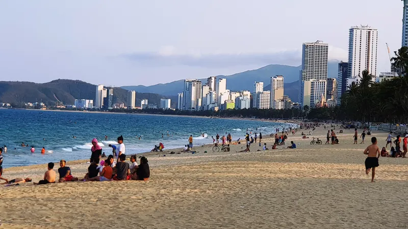 Người dân Nha Trang và du khách vẫn “vô tư” tụ tập tắm biển 
