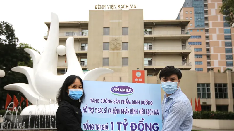 Bà Nguyễn Thị Minh Tâm – Giám đốc Chi nhánh Vinamilk tại Hà Nội trao tặng sản phẩm dinh dưỡng giá trị 1 tỷ đồng cho đại diện Bệnh viện Bạch Mai