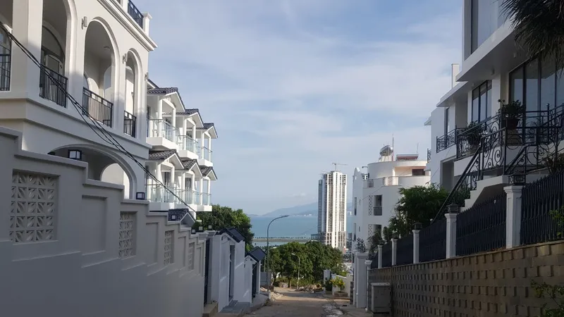 Phố biệt thự trái phép trên núi Cô Tiên gây nguy hiểm cho dân cư