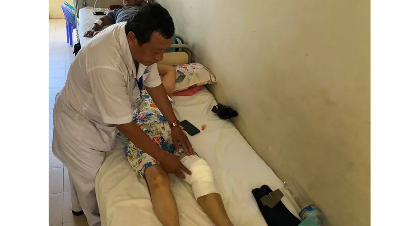 Đắp lá thuốc chữa bệnh, một phụ nữ nguy cơ tử vong