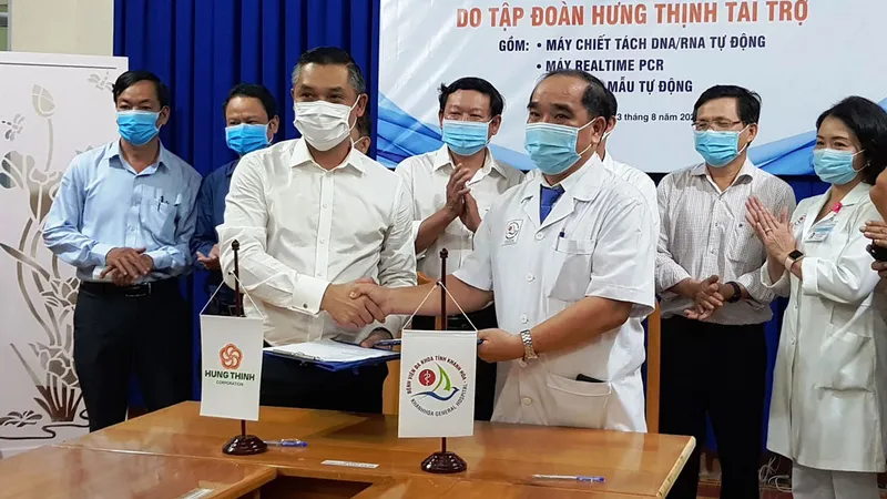 Tập đoàn Hưng Thịnh tặng máy xét nghiệm Covid-19 cho Khánh Hòa