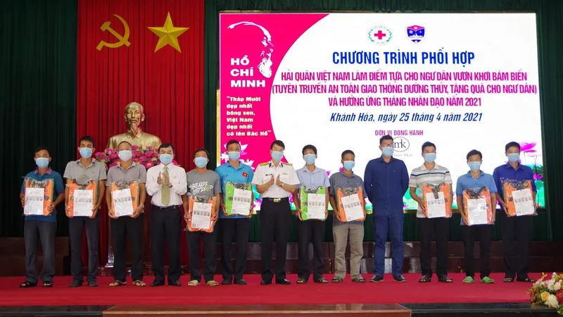 Hải quân Việt Nam làm điểm tựa cho ngư dân vươn khơi, bám biển