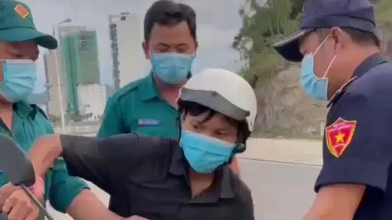 Cán bộ chốt kiểm dịch chỉ tay vào mặt dân nói “trên núi xuống”, mua bánh mì là “không thiết yếu“