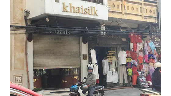 Cửa hàng của Khaisilk ở 113 Hàng Gai, quận Hoàn Kiếm (Hà Nội) nơi người mua phát hiện khăn lụa được bán có cả nhãn mác "made in China" lẫn với nhãn "made in Vietnam".