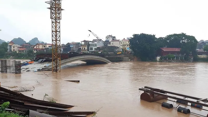 Cầu Kỳ Lừa chìm trong nước lũ sông Kỳ Cùng