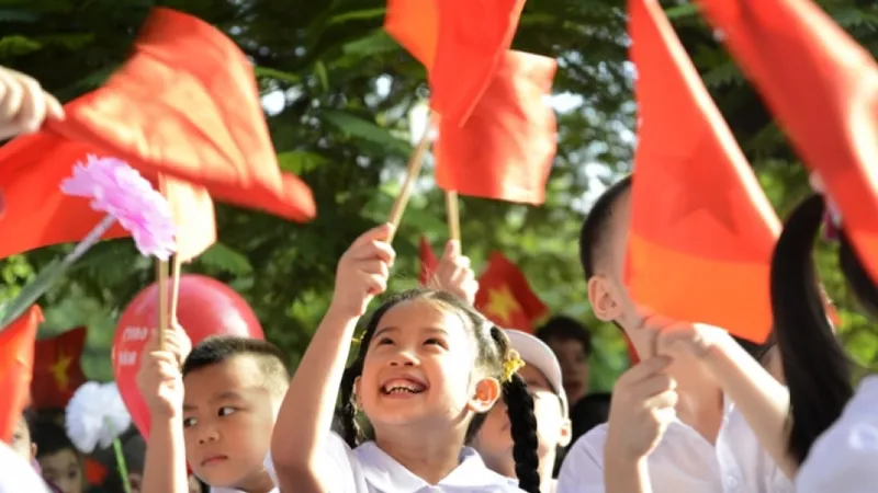 Miền Bắc nắng nóng, miền Nam mưa rào trong ngày khai giảng