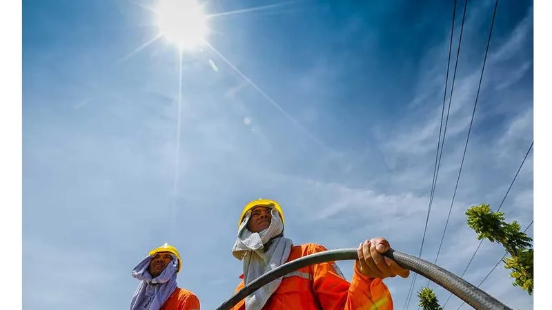 Trời nắng nóng 40°C, chuyên gia cảnh báo hạn chế ra đường, phòng sốc nhiệt