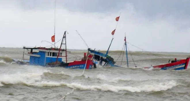9 tàu bị chìm vì bão Podul, đã cứu được 60 người