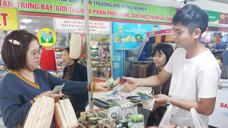 Các doanh nghiệp tăng thêm 20-25% hàng hóa cho người dân mua sắm tết