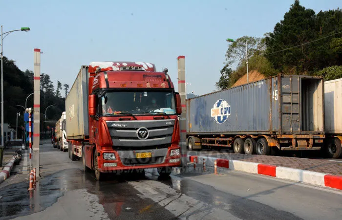 Gần 700 xe nông sản nằm chờ ở cửa khẩu biên giới phía Bắc