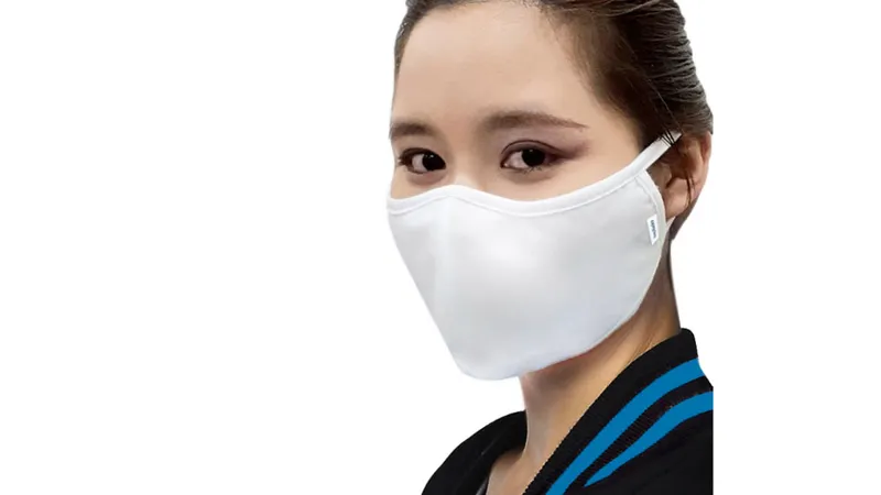 Vinatex họp báo ra mắt khẩu trang “chống lây nhiễm virus khi nói chuyện“