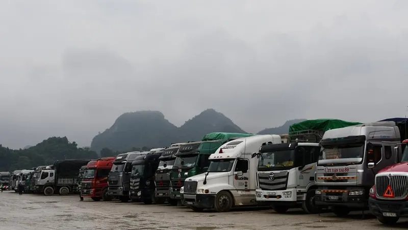 Đoàn công tác 3 bộ lên cửa khẩu “tháo gỡ” ùn tắc cho 2.600 xe hàng hóa