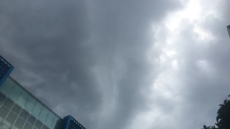 Cơn dông sầm sì đang kéo tới, nhiều người dân Hà Nội mong chờ mưa xuống cho bớt nóng. Ảnh: VĂN PHÚC