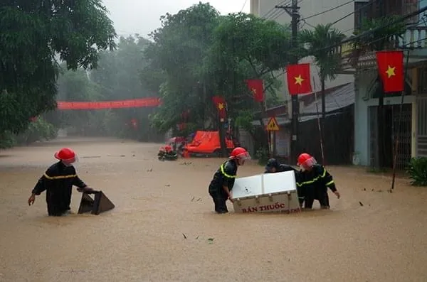 Mưa to, lũ ống làm 2 người bị vùi lấp, 1 nhà máy điện tê liệt