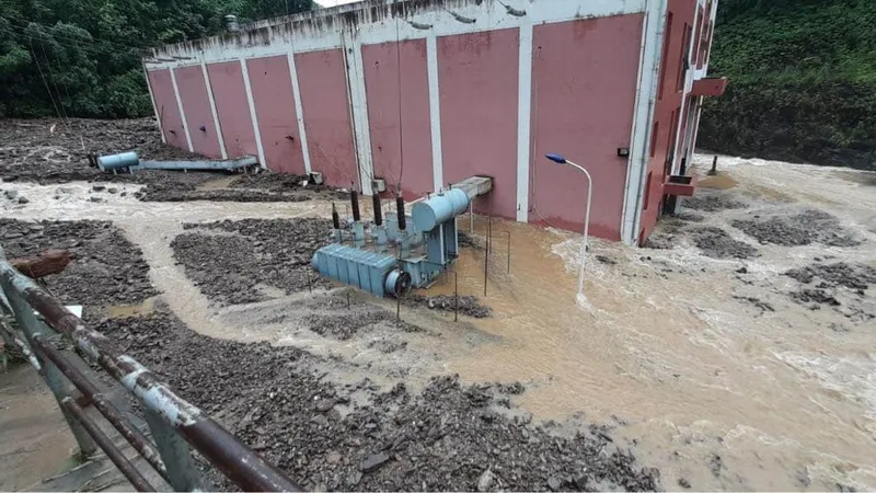 Cận cảnh nhà máy thủy điện bị đất đá vùi trong mưa lũ