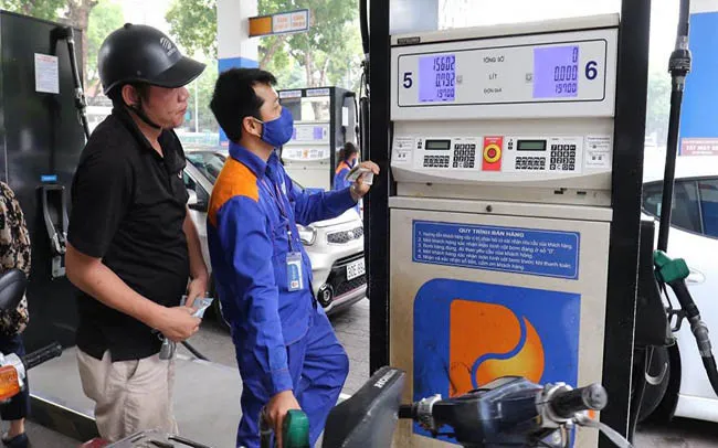 Giá xăng RON95 giảm nhẹ, giá xăng E5RON92 giữ nguyên