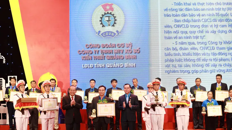 94 lao động, tập thể được khen thưởng thành tích vì an ninh Tổ quốc