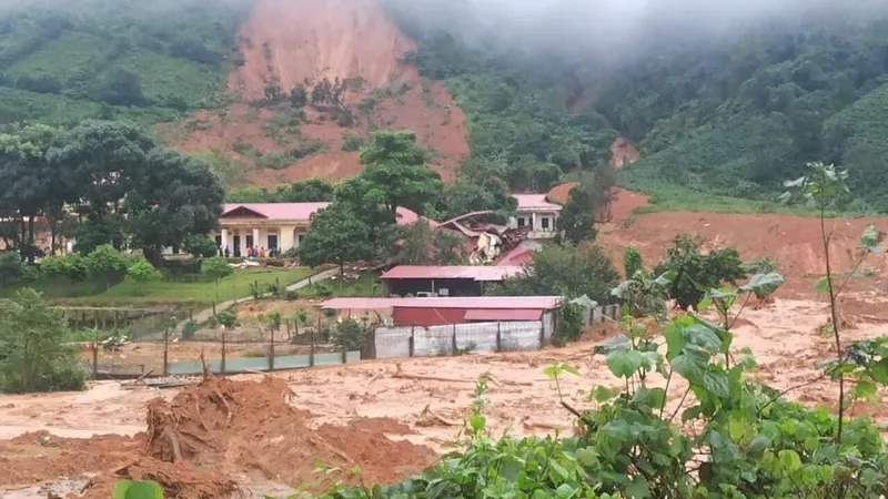 Miền Trung đang mưa như trút, hàng trăm người chết và mất tích
