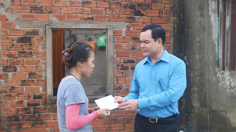 Trao 6,3 tỷ đồng cho người lao động ở miền Trung