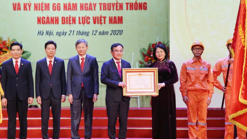 Điện lực Việt Nam đón nhận danh hiệu Anh hùng Lao động