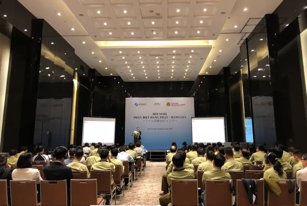 Đình chỉ và tạm giữ 4 cán bộ quản lý thị trường